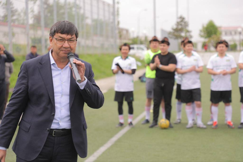 Ёшлар билан футбол майдонида мулоқот