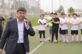 Ёшлар билан футбол майдонида мулоқот