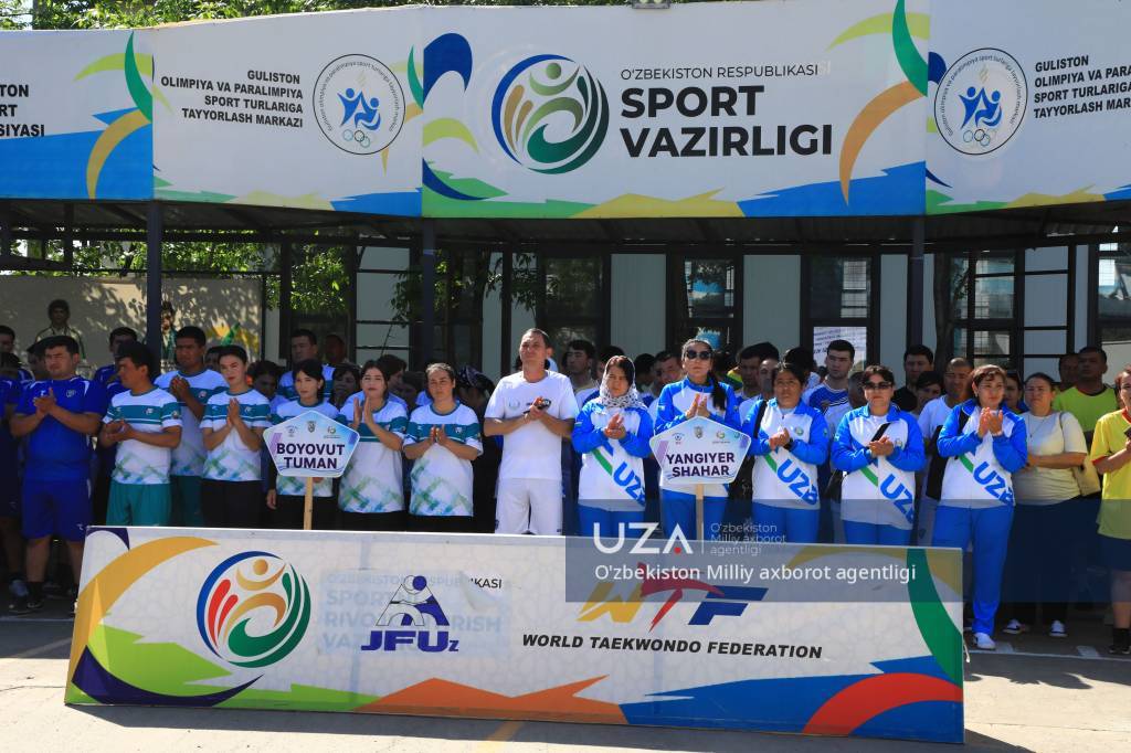 Тиббиёт ходимлари спорт майдонида