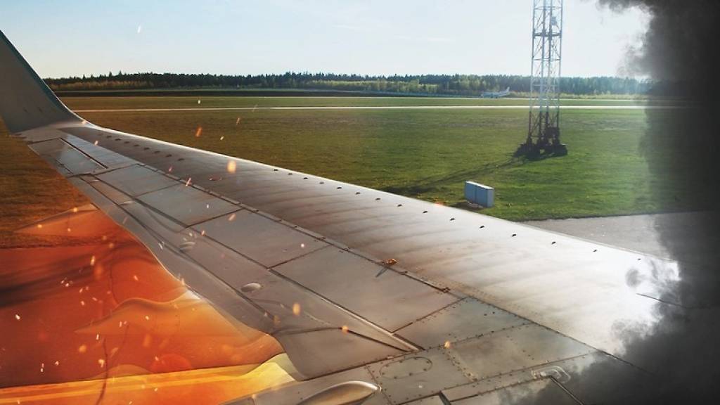 一架飞机在德里机场起火