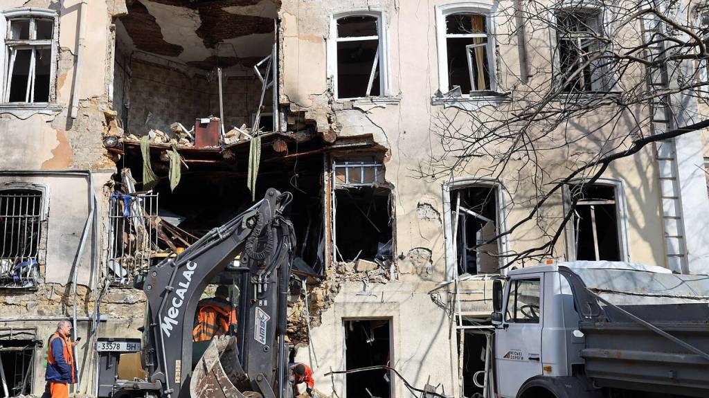 Одессага ҳужум: турар жой шикастланди, жабрланганлар бор