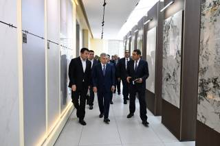 Президентимиз Қувасойдаги керамогранит плита ишлаб чиқарувчи корхона фаолияти билан танишди