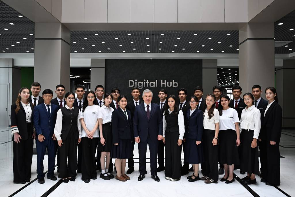 Давлатимиз раҳбари Фарғонадаги IT-парк билан танишди