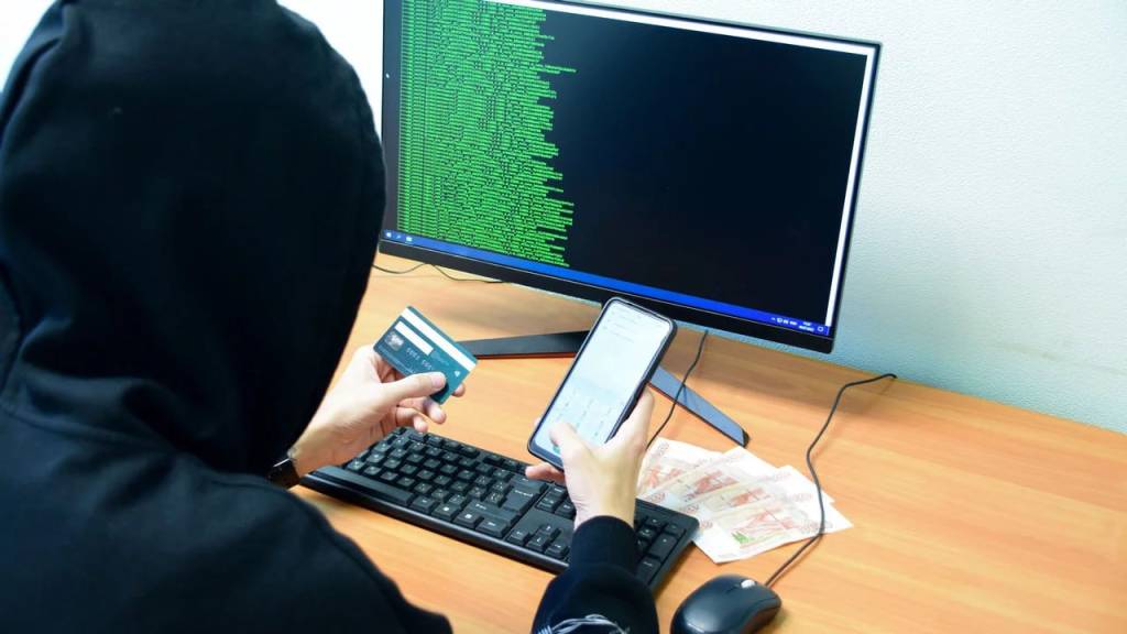 Картадан пул ўғирланса, зарарни банк қоплаши белгиланмоқда