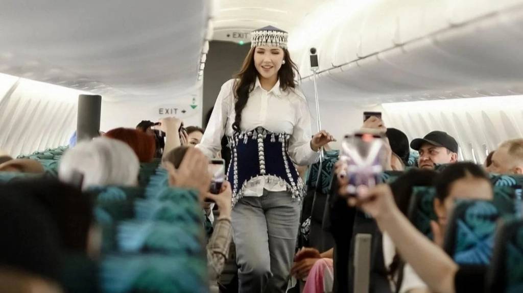 Самолётда мода намойиши: йўловчилар ҳайратда