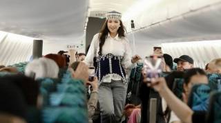 Самолётда мода намойиши: йўловчилар ҳайратда