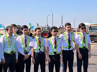 Будущие пилоты знакомятся с аэропортом изнутри