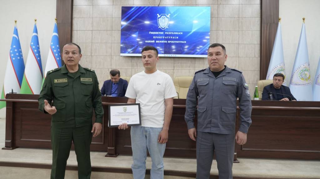 Фуқаро хавфли жиноятчини қўлга олишда кўмаклашди (+видео)