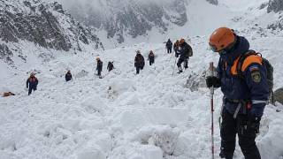 Бурятияда ишчиларни қор кўчкиси босиб қолди