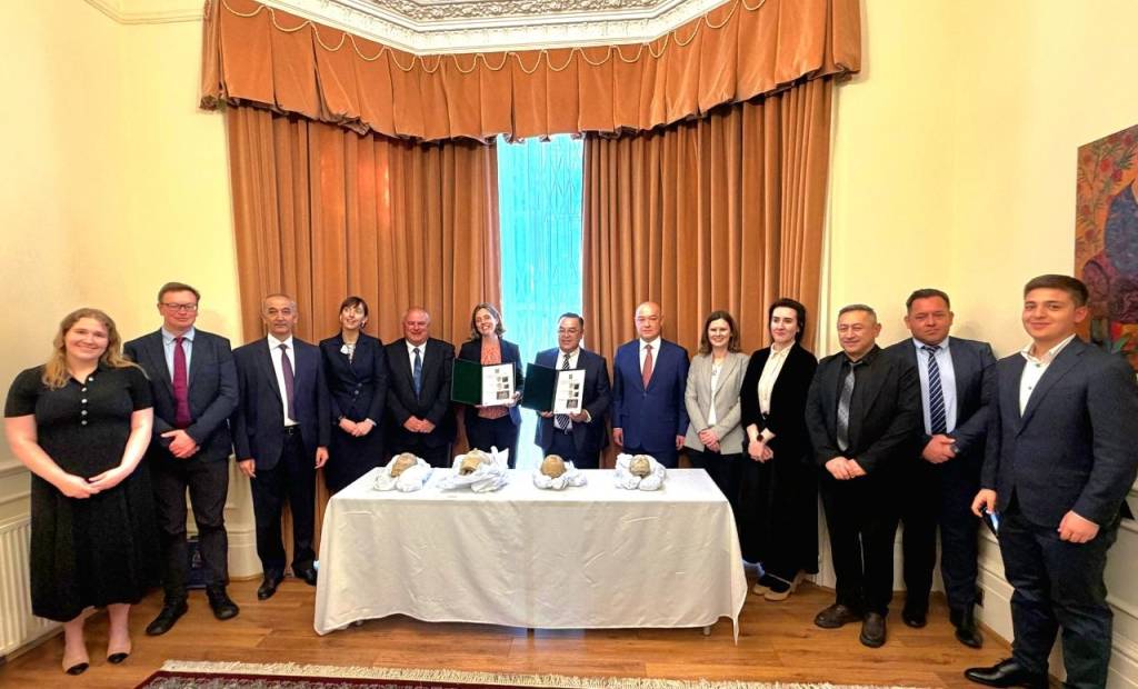 مركز أوزبكستان للحضارة الإسلامية والجمعية الدولية لدراسة تراث أوزبكستان الثقافي والحفاظ عليه وترويجه يتمكنان من استرجاع التراث المفقود من بريطانيا العظمى