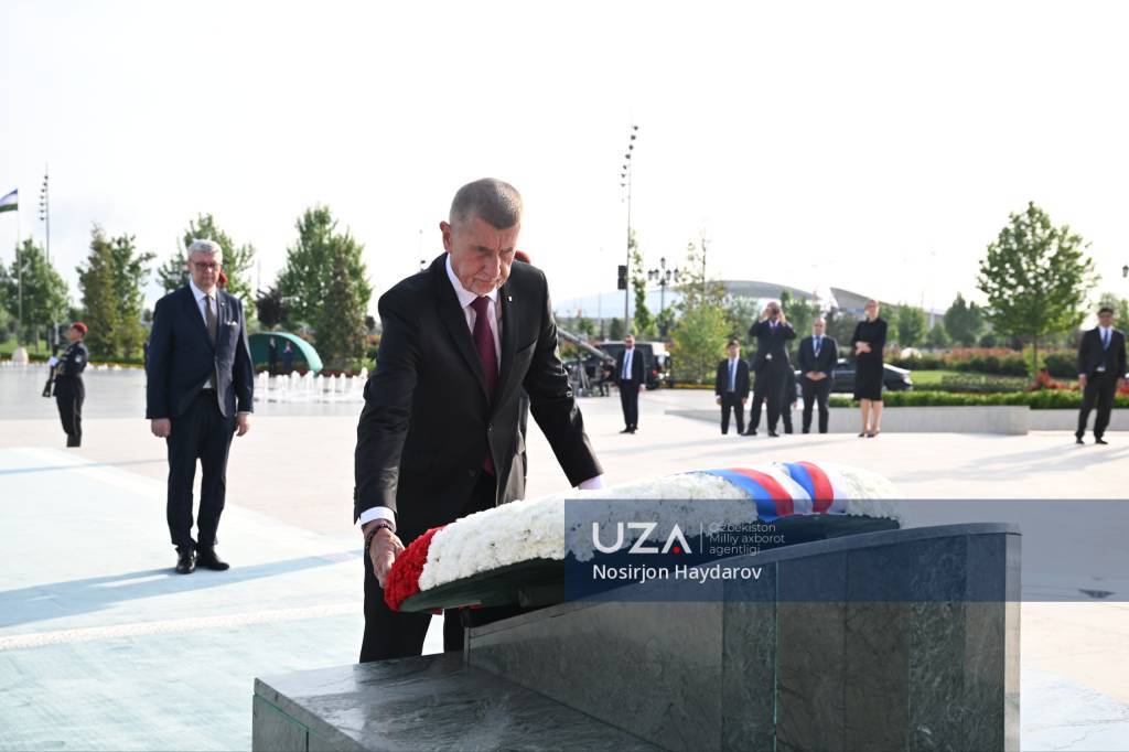 Chexiya Bosh vaziri Mustaqillik monumenti poyiga gulchambar qo‘ydi