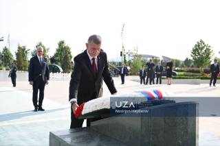 Chexiya Bosh vaziri Mustaqillik monumenti poyiga gulchambar qo‘ydi