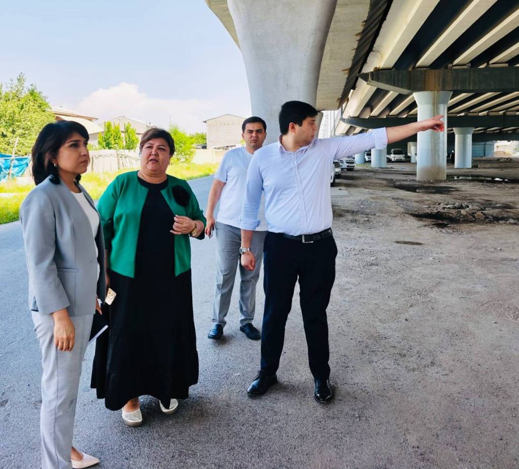 Ер усти метроси тагидаги сервис шохобчалари олдида автомобиль тўхтаб туришига шароит йўқ