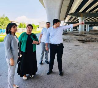 Ер усти метроси тагидаги сервис шохобчалари олдида автомобиль тўхтаб туришига шароит йўқ