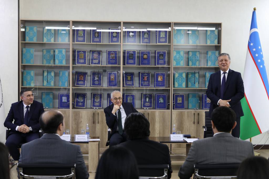 Между Национальным центром по правам человека и Академией правосудия подписан меморандум о сотрудничестве