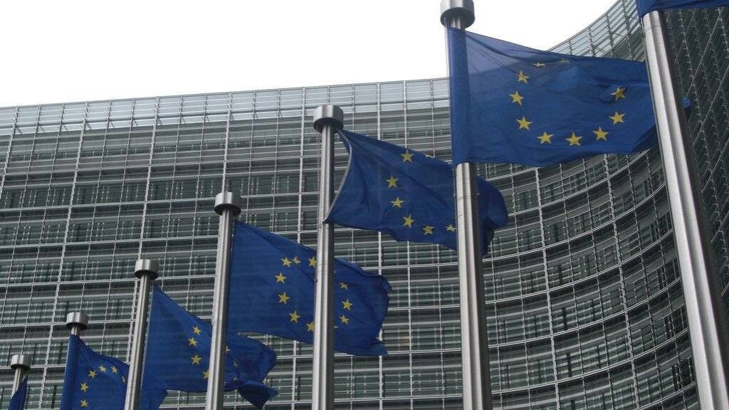 Еврокомиссия приостановила финансирование Сербии 