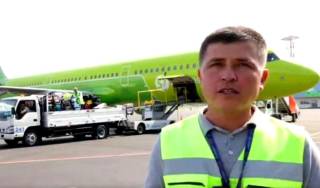 Грузчик аэропорта стал героем соцсетей