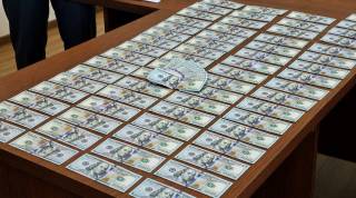 9900 АҚШ долларини ноқонуний олиб чиқиш ҳолати фош этилди