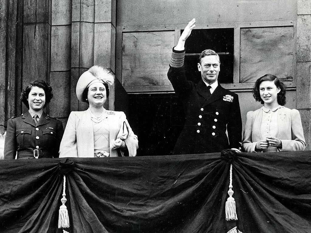 Қироличанинг сирли туни: Елизавета II халқ орасига яширинча кирган тарихий лаҳзалар