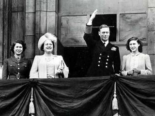 Қироличанинг сирли туни: Елизавета II халқ орасига яширинча кирган тарихий лаҳзалар