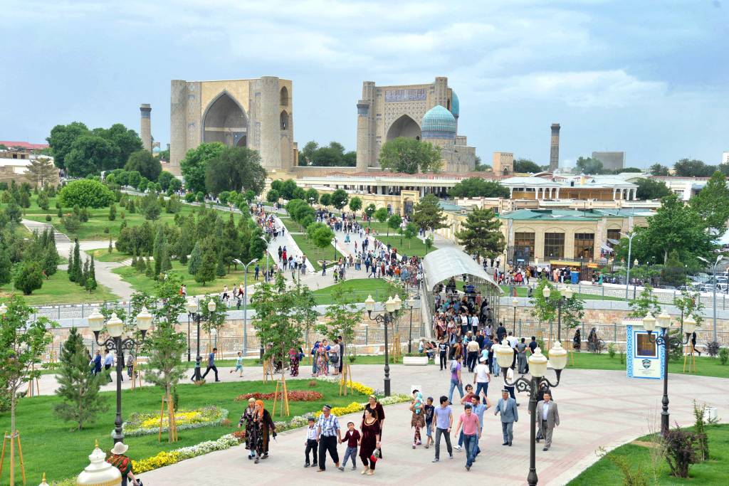 عرض قدرات أوزبكستان في مجال السياحة في الشوارع الرئيسية للعاصمة أبو ظبي