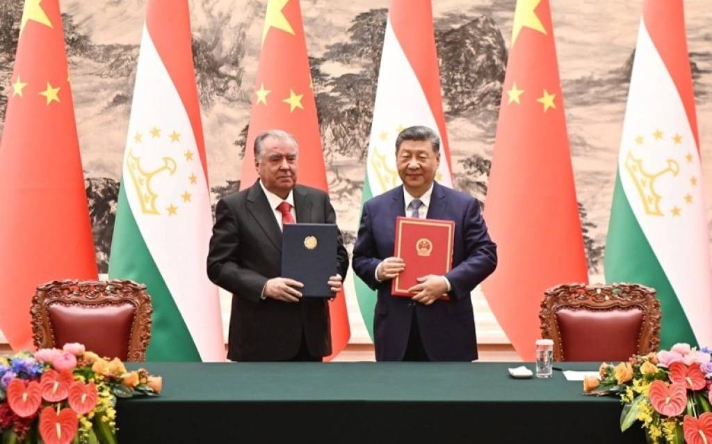 塔吉克斯坦和中国领导人签署了《关于建立永久友谊的协定》