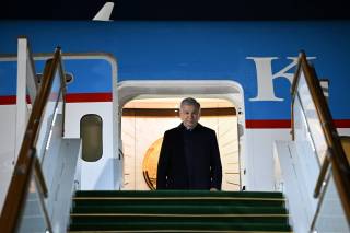 Ўзбекистон Президенти амалий ташриф билан Озарбайжонга келди