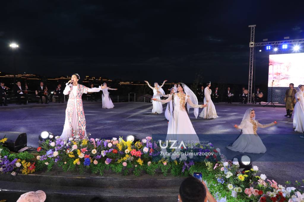 Бобур шаҳри байрамона гўзалликка бурканди