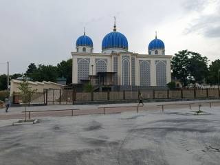Қизилтоғ шаҳарчасидаги масжид янги бинога кўчди
