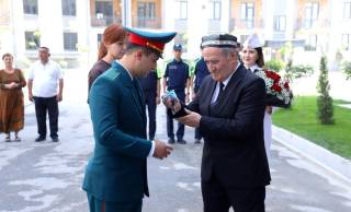 Тўрт эгизакли ходимга уй совға қилинди