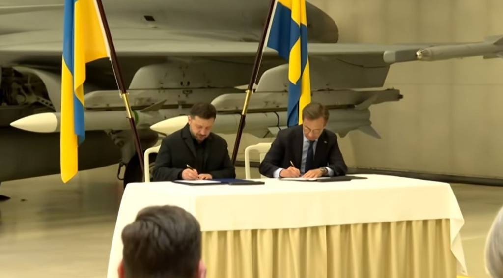 Швеция Украинага қирувчи самолётлар беради