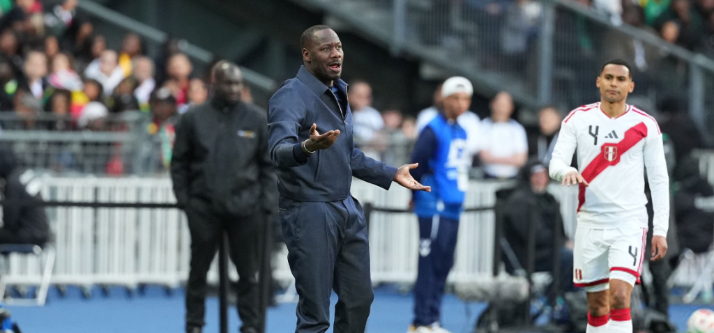 Senegal terma jamoasi bosh murabbiyi federatsiya uning oldidagi qarzdorligini to'lamaguncha samalyotga chiqishdan bosh tortgan