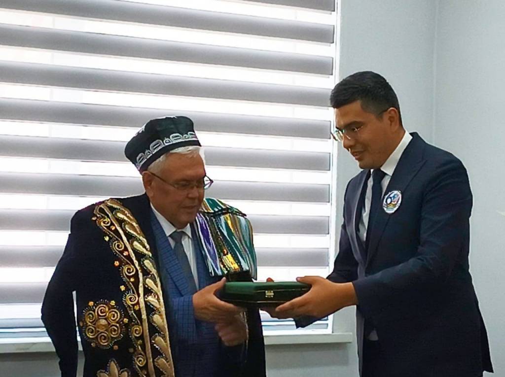 “Ulug‘bek xazinasi” romani ingliz tilida