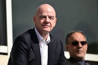 FIFA rahbari Janni Infantino Eron terma jamoasi kiyinish xonasiga tashrif buyurdi