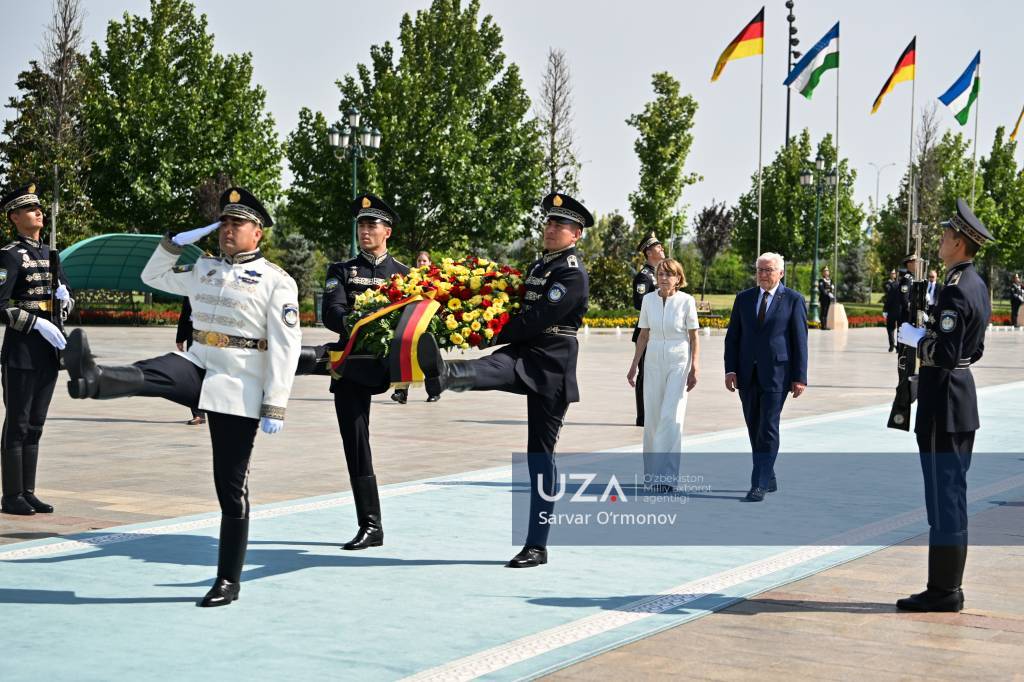 Германия Президенти Мустақиллик монументи пойига гулчамбар қўйди