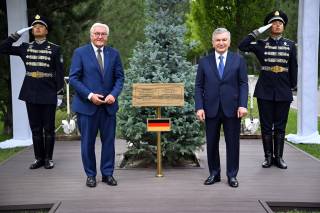 O‘zbekiston Respublikasi Prezidenti va Germaniya Federal Prezidenti Faxriy mehmonlar xiyobonida daraxt ekdilar