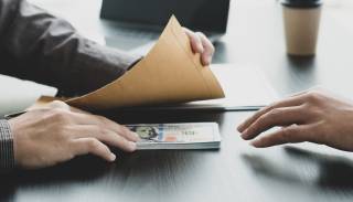 Судья ёрдамчиси 2500 АҚШ доллари олган вақтида ушланди