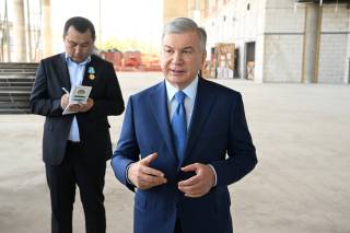Президент ознакомился с ходом строительства нового терминала в международном аэропорту Намангана