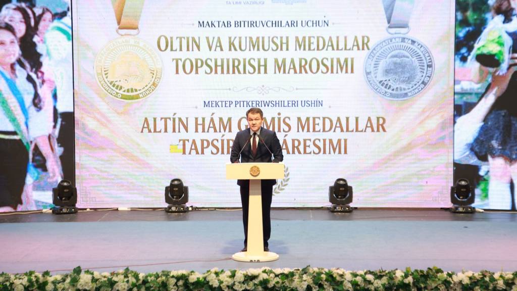 Битирувчи ёшларга медаллар топширилди