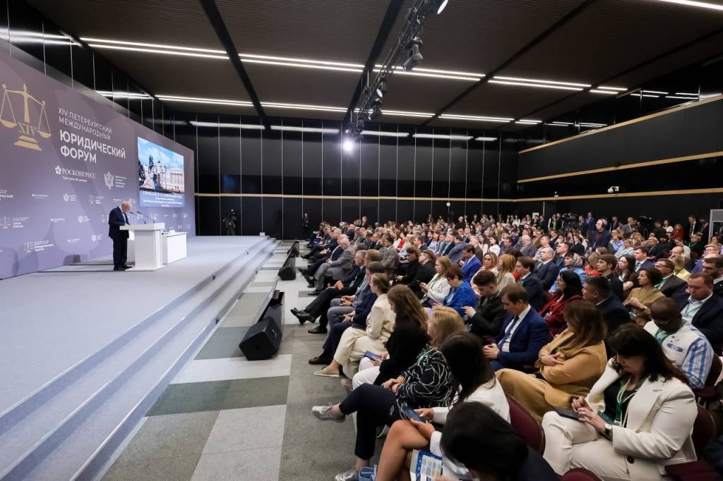 Akademiemitglied Akmal Saidov auf dem Internationalen Rechtsforum in Sankt Petersburg