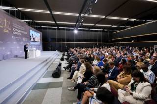 Akademiemitglied Akmal Saidov auf dem Internationalen Rechtsforum in Sankt Petersburg