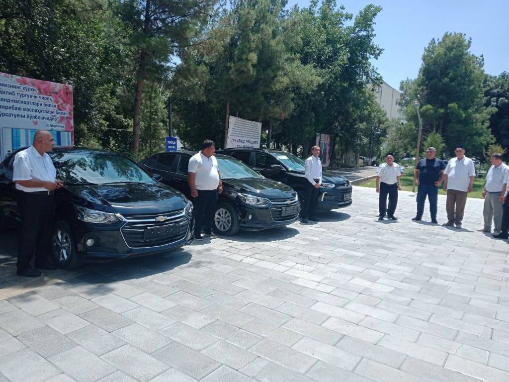 Истеъмолчилар ҳуқуқларини ҳимоя қилиш жамиятларига хизмат автомобиллари топширилди
