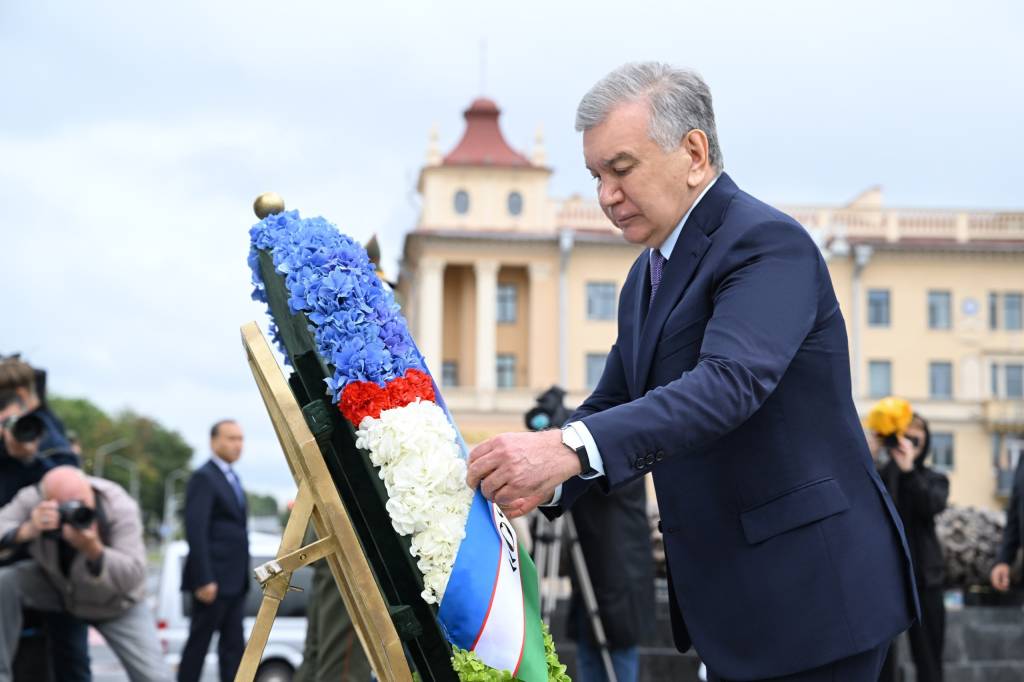 Ўзбекистон Президенти Ғалаба монументи пойига гулчамбар қўйди