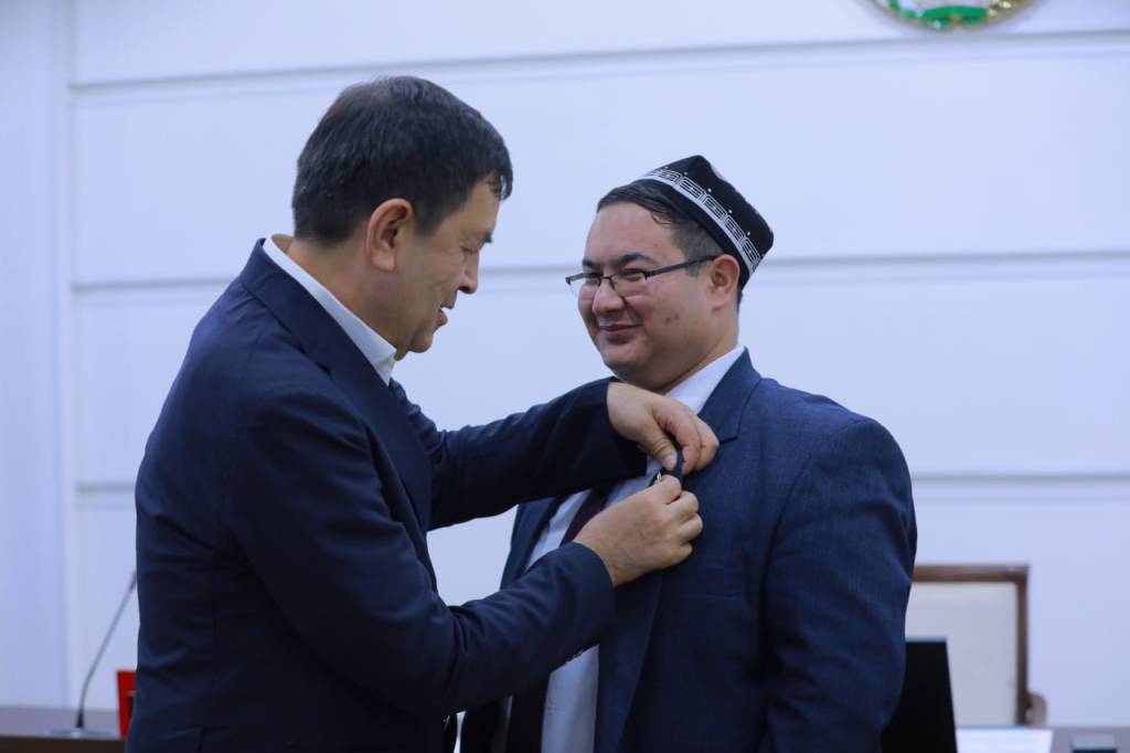 Кўкрак нишонлари ўз эгаларига топширилди