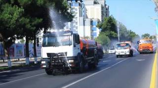 В Узбекистане спасают деревья от летнего зноя 