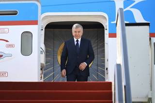 Präsident Shavkat Mirziyoyev trifft in Katar ein
