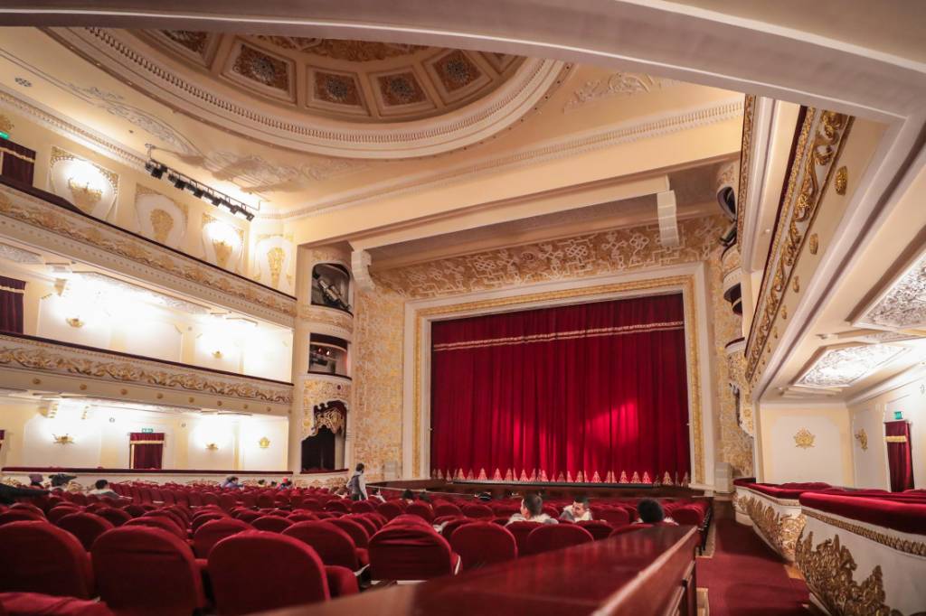 How many theaters are there in Uzbekistan?