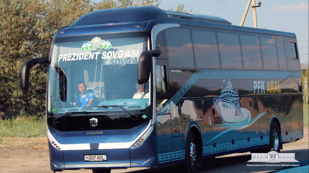 “Orol” futbol jamoasiga zamonaviy avtobus topshirildi