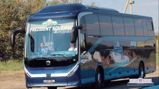 “Orol” futbol jamoasiga zamonaviy avtobus topshirildi