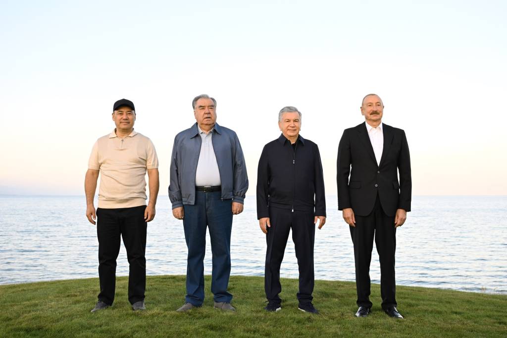 Лидеры Центральной Азии и Азербайджана приняли участие в открытии первого в Кыргызстане гольф-клуба международного класса